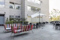 2BR Santa Fe: Style & Comfort with Gym & Parking - Mountain view