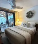 Spa Cabin: Lakefront w Private Sauna & Hot Tub, Kayaks, Dock, 5 Star Clean Rated - Wi-Fi