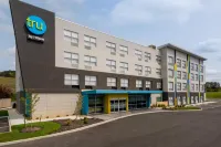 Tru by Hilton Radford - Pools