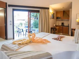HL Miraflor Suites Hotel