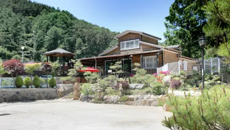 Namwon White Yeoul Pension Отели рядом с достопримечательностью «Silsangsa Temple»