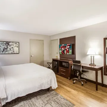 Red Roof PLUS+ Dallas - Addison