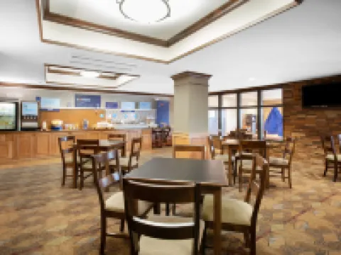 ฮอลิเดย์ อินน์ เอ็กซ์เพรส โรงแรม & สวีทส์ แลนเดอร์ บาย IHG โรงแรมในแลนเดอร์