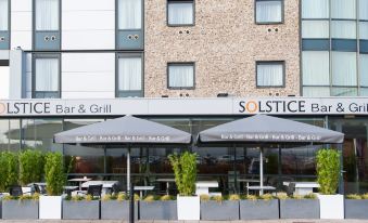 an outdoor dining area at a restaurant , with tables and chairs set up for guests to enjoy their meals at Holiday Inn Salisbury - Stonehenge