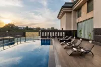 Ramada by Wyndham New Delhi Pitampura - ที่มีสระว่ายน้ำ