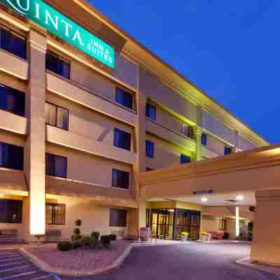 La Quinta Inn & Suites by Wyndham Plattsburgh Hotel Exterior
