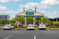 Quality Inn and Conference Center Tampa-Brandon - Bãi đậu xe