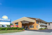 Days Inn by Wyndham Breezewood Hotels in West Providence Township