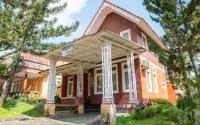 Villa Sofia Kota Bunga Hotels in Sukaresmi