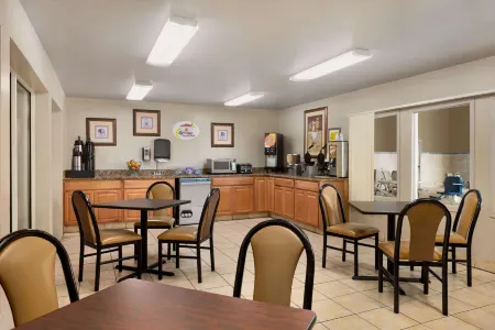 Super 8 by Wyndham Joliet I-55 N/Chicago Отели в г. Плейнфилд