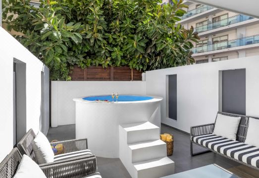 세미라미스 시티 호텔과 엘리 비치