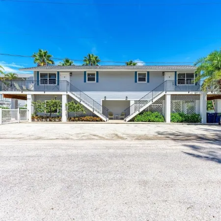 May Specials • Walk to Beach • Pool • Private Sun Deck • New Kitchen