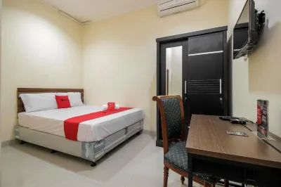 RedDoorz @ Meruya 2 Hotel dekat Taman Pintu Kampung Blok DD Palm Ganda Asri 2
