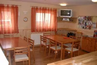 Sandras Backpackers Hotels in Castletown