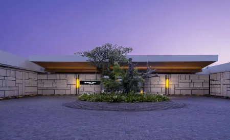 Royal Tulip Golf Resort Gunung Geulis Отели рядом с достопримечательностью «SEMAK DAUN VILLAGE»