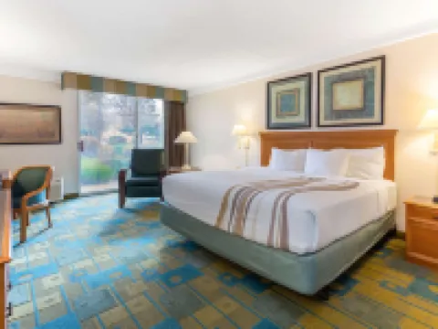 La Quinta Inn & Suites by Wyndham Redding Hotels in Redding