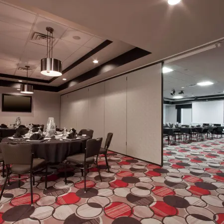 Hilton Garden Inn Oklahoma City Midtown Отели рядом с достопримечательностью «Торговый центр "Олд Шепард"»