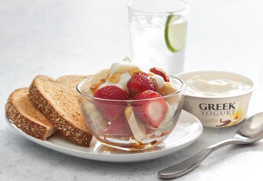 Fairfield Inn & Suites Orlando at SeaWorld의 조식 뷔페 또는 수영장