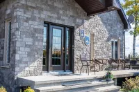 Les Chalets Baie Cascouia Hotels in Larouche