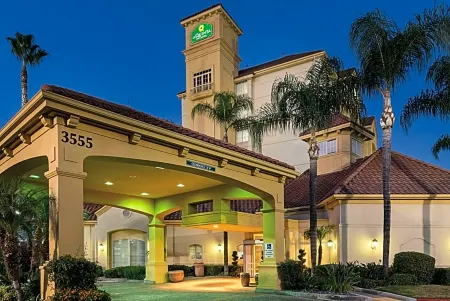 La Quinta Inn & Suites by Wyndham Ontario Airport