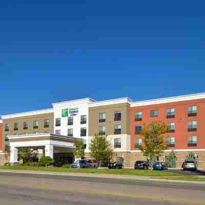 Holiday Inn Express & Suites Pueblo North Hotel Exterior