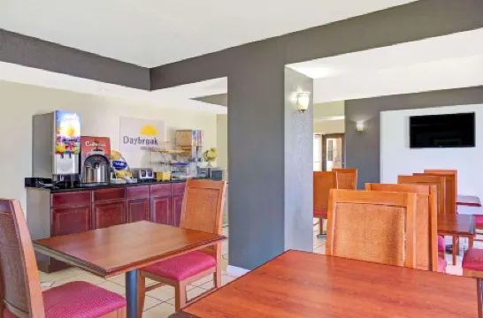 Days Inn & Suites by Wyndham Tampa near Ybor City Отели в г. Тампа