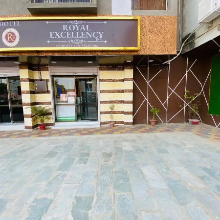 Royal Excellency Inn Отели рядом с достопримечательностью «Железнодорожная станция Сатна»