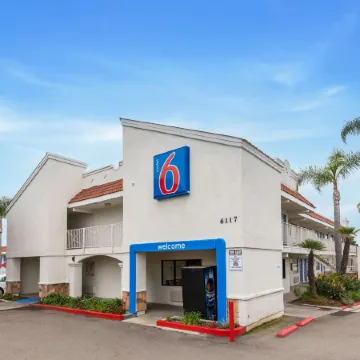 Motel 6 Carlsbad, CA - Near Legoland Отели рядом с достопримечательностью «Флауэр Филдс»