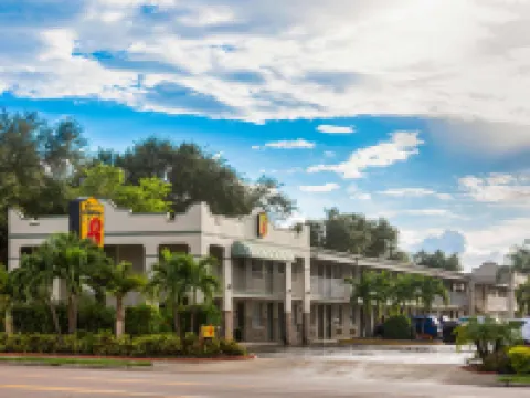 Super 8 by Wyndham Bradenton Sarasota Area ブレーデントンのホテル