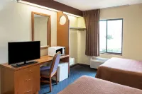 Travelodge by Wyndham Fort Myers Airport - 2-Star