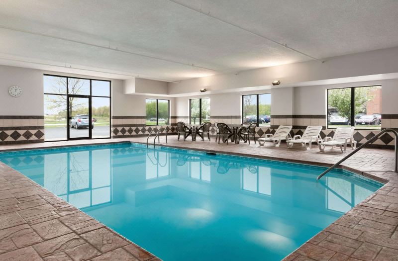 Wingate by Wyndham Cincinnati/Blue Ash photo 2