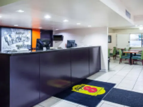 Super 8 by Wyndham Giddings Hotels in Giddings