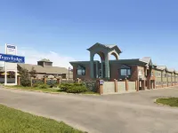 Travelodge by Wyndham Calgary South Hotels near Anderson C Train