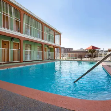 Super 8 by Wyndham Austin Downtown/Capitol Area