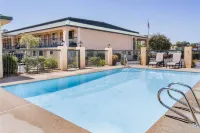 Days Inn by Wyndham Macon I-475 - piscine