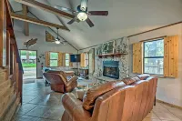 Ruidoso Cabin w/ Deck & Grill - Walk to Town! Các khách sạn ở Ruidoso