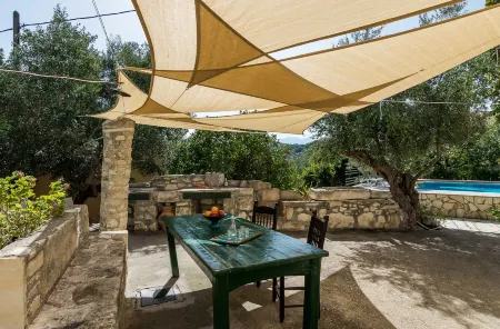 Dream 1 -Traditional House with Pool to Share