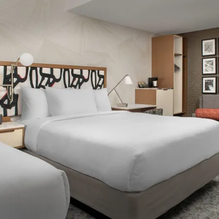 SpringHill Suites New York Queens Отели рядом с достопримечательностью «Сотбис»