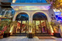 Salute Premium Hotel & Spa Hotels near Houng Sen