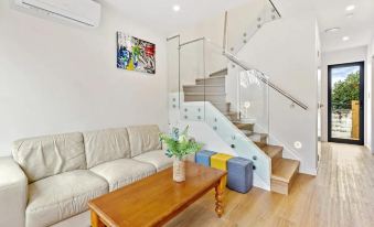 Stunning Three Bedroom Townhouse with Free Parking