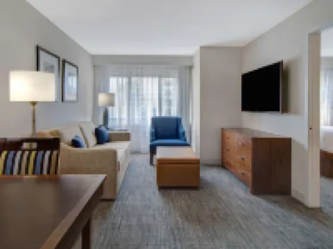 Embassy Suites by Hilton Detroit Metro Airport Hotel di Romulus