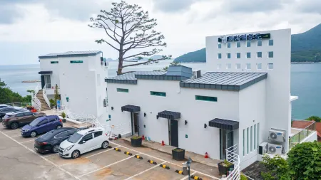 Geoje Casa del Mundo D Dong Отели рядом с достопримечательностью «Hakdong Mongdol Beach»