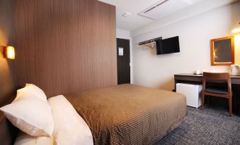4. Hotel Tr..