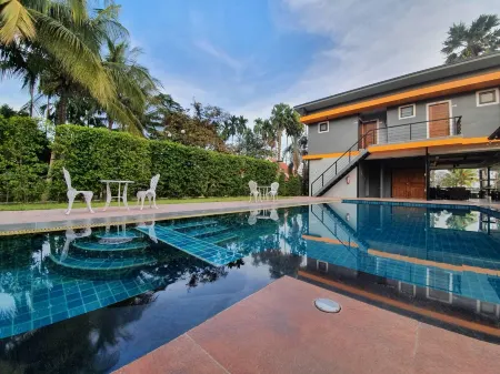 Super Resort Отели рядом с достопримечательностью «Wat Pa Pan»