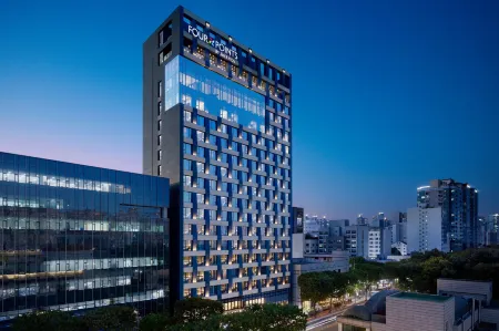 Four Points by Sheraton Suwon Отели рядом с достопримечательностью «Кёнггиский университет Сувон Кампус»
