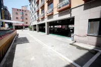 Pine Motel - parking