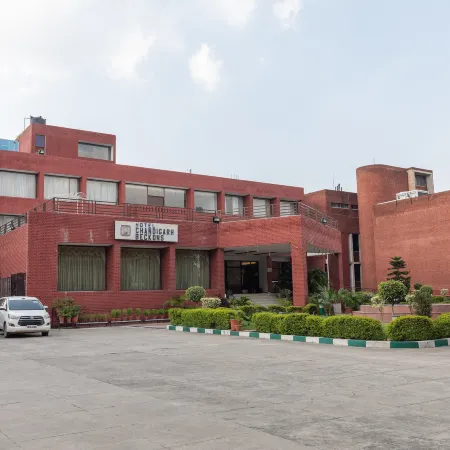Hotel Chandigarh Beckons Отели рядом с достопримечательностью «Террасный сад»