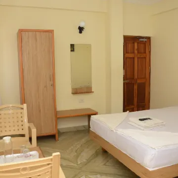 Hari Iyer Residency Hotels near Thiruchendur Murugan Temple