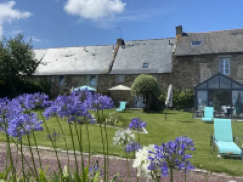 La Metairie du Vauhariot - Cottages de Caractère Vue Mer - Terrasse & Piscine Intérieure Chauffée Hotels in Cancale