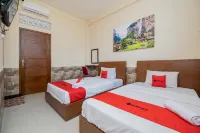 RedDoorz Syariah Near Batu Night Spectacular